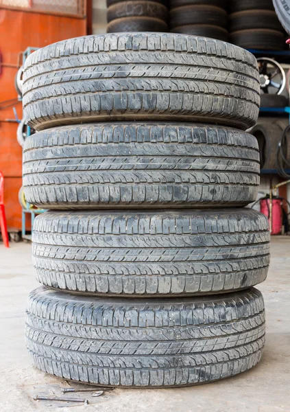 堆栈的废旧橡胶轮胎 — 图库照片