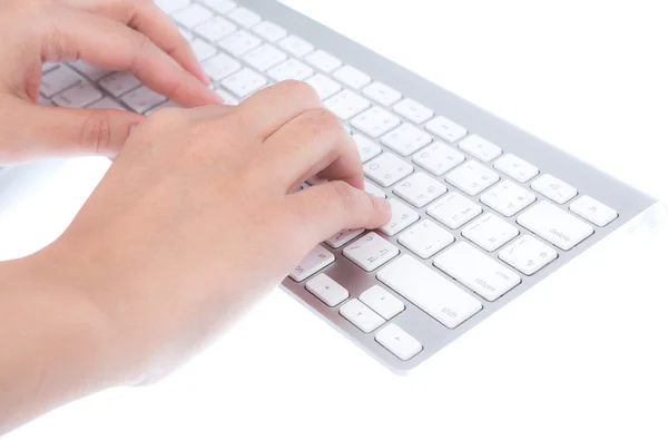 Primer plano de la mujer de negocios escribiendo a mano en el teclado del ordenador portátil con mo —  Fotos de Stock