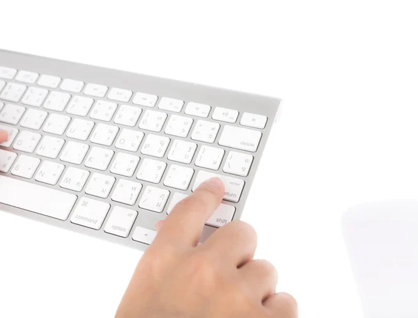 Nahaufnahme einer Geschäftsfrau, die mit der Hand auf der Laptop-Tastatur tippt — Stockfoto