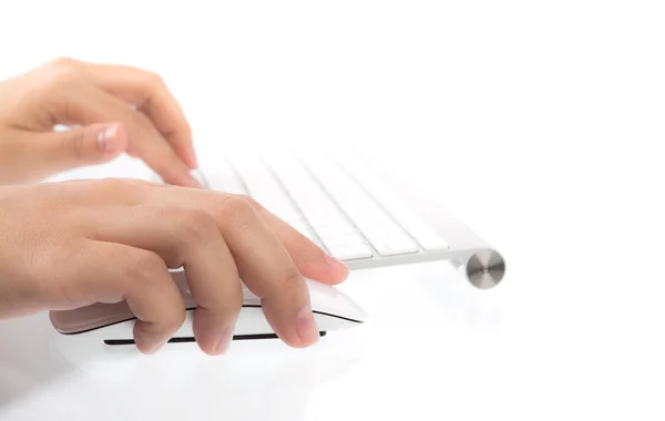 Primer plano de la mujer de negocios escribiendo a mano en el teclado del ordenador portátil con mo — Foto de Stock