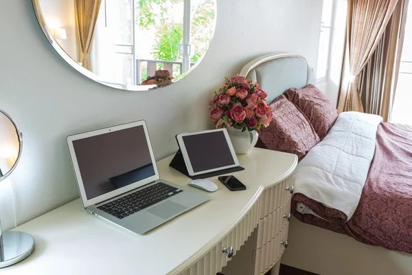 Interiören i en modern bäddsrum med bärbar dator — Stockfoto