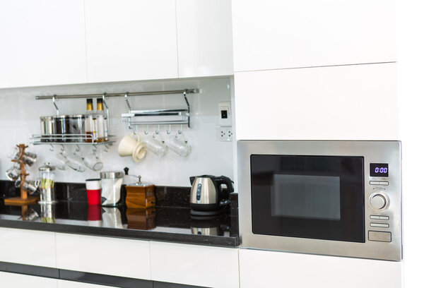 Китчен шкафы с кофейным уголком в современной домашней гостиной
.