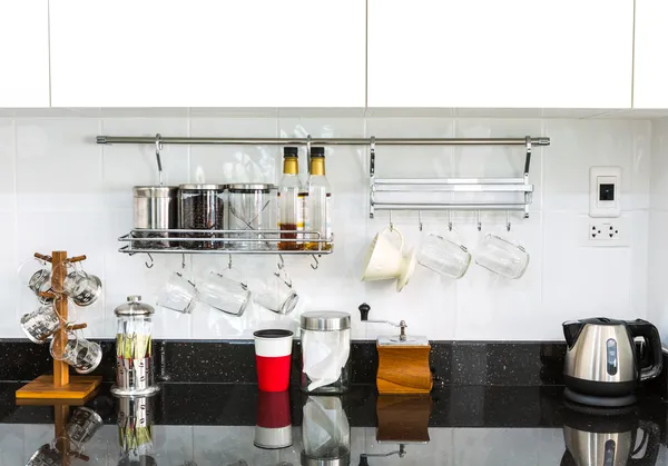 Gabinetes de cocina con rincón de café en la moderna sala de estar . — Foto de Stock