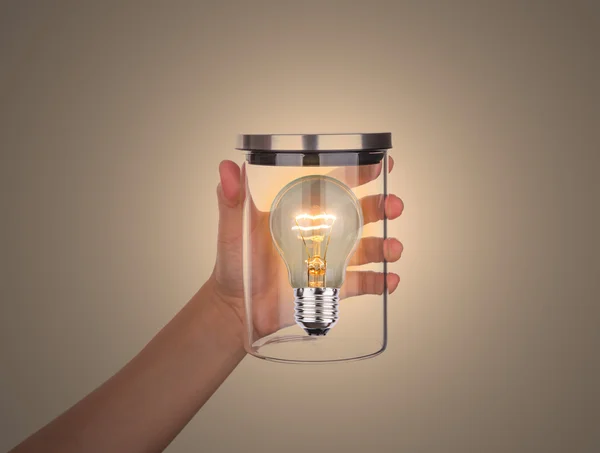 Hand halten Glas mit Glühbirne innen isoliert auf weißem Hintergrund — Stockfoto