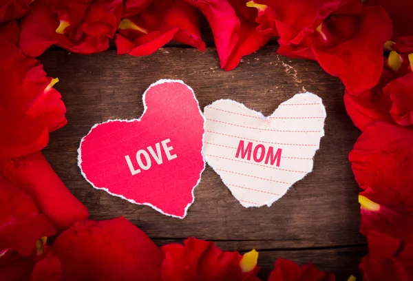 Dois Papel em forma de coração sobre madeira com decoração de rosa vermelha - Mo — Fotografia de Stock