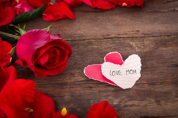 Papier à deux coeurs sur bois avec décoration de rose rouge - Mo — Photo