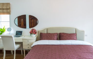 iç dizüstü bilgisayar ile modern yatak odası