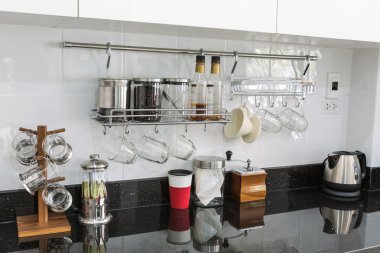 kahve köşesinde modern ev oturma odası ile mutfak dolapları.