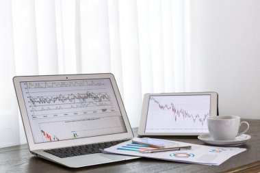 dizüstü bilgisayar, tablet, smartphone ve kahve Kupası ile mali docume