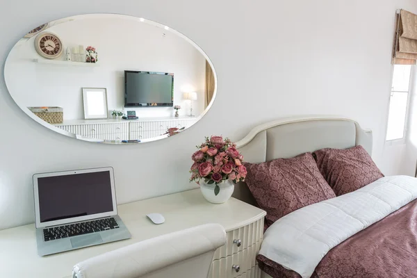 Interiören i en modern bäddsrum med bärbar dator — Stockfoto