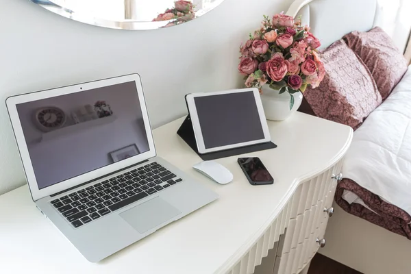 Laptop med surfplatta och smarttelefon på bordet — Stockfoto