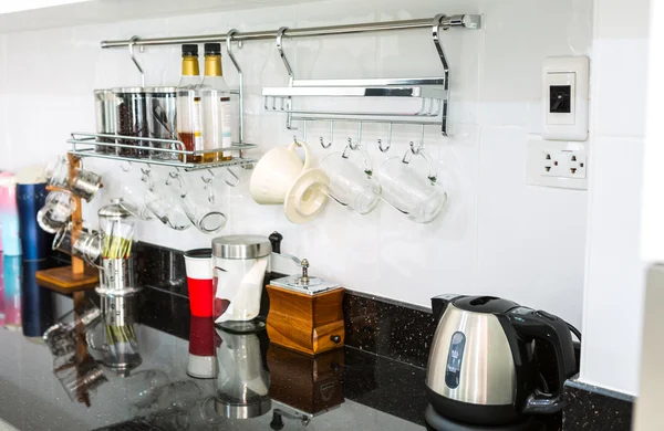 Köksskåp med kaffehörna i moderna hem vardagsrum. — Stockfoto