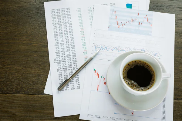 Kaffeebecher und Finanzunterlagen — Stockfoto