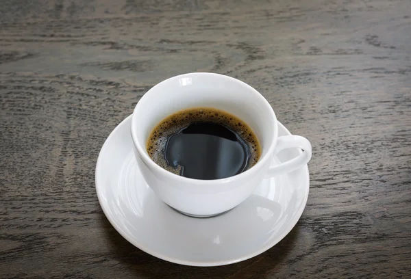 Café en taza blanca sobre mesa de madera —  Fotos de Stock