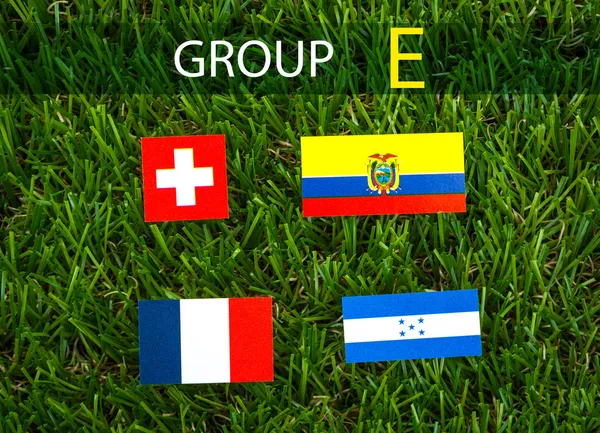 Corte de papel de banderas en el césped para el campeonato de fútbol 2014, grupo — Foto de Stock