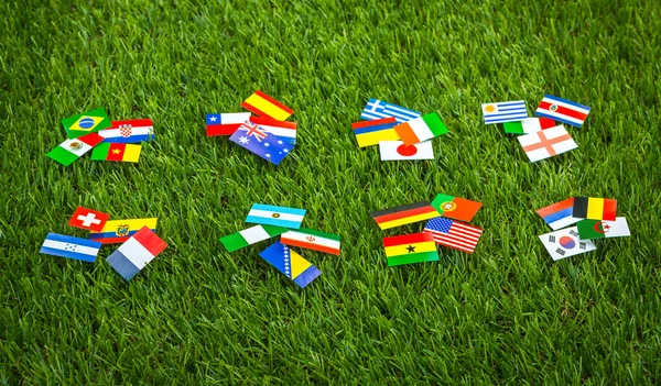 Corte de papel de banderas en césped para el campeonato de fútbol 2014 — Foto de Stock