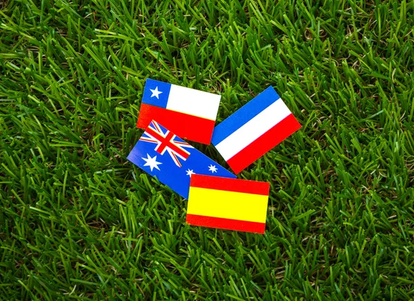 Papper skära av flaggor på gräs för fotboll 2014, grupp — Stockfoto