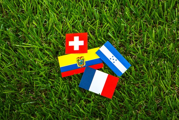 Corte de papel de banderas en el césped para el campeonato de fútbol 2014, grupo — Foto de Stock