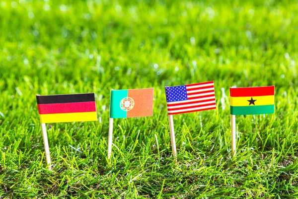 Флаги на траве для чемпионата мира по футболу 2014, группа — стоковое фото