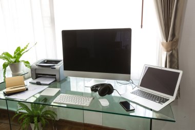 modern ev ofis bilgisayarı ve labtop
