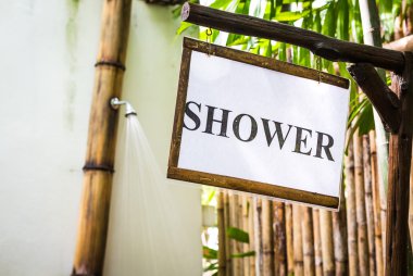 Bambu duvar ile çevrili tropik açık duş