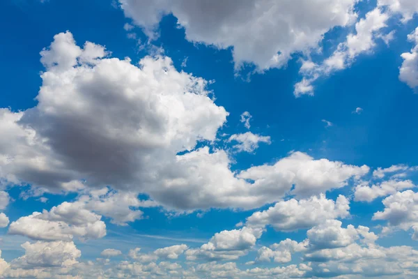 Moln i blå himmel — Stockfoto