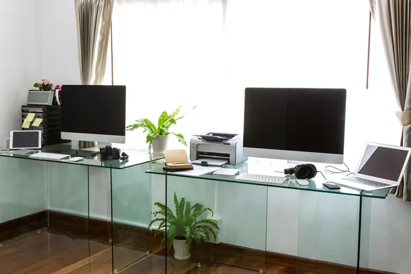 Современный домашний офис с компьютером и ноутбуком — стоковое фото