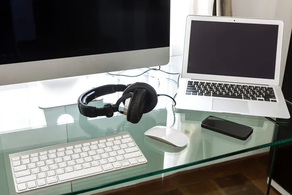 Moderní domácí kancelář s počítačem a laptop — Stock fotografie