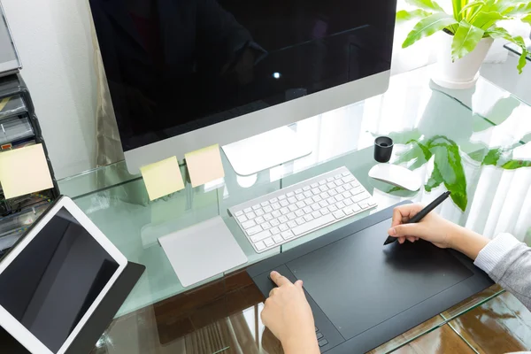 Iş kadını grafik tasarımcı çalışma tablet kullanarak office — Stok fotoğraf