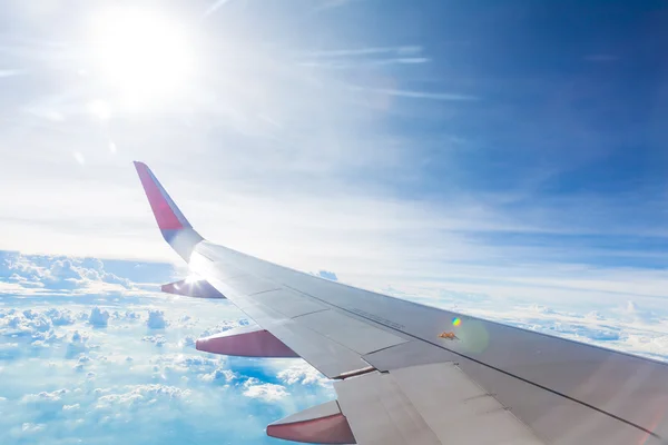 Asa de um avião voando acima das nuvens — Fotografia de Stock
