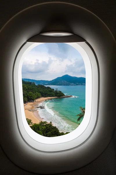 Janela de avião com vista para a ilha — Fotografia de Stock