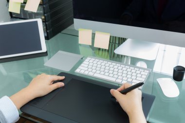 iş kadını grafik tasarımcı çalışma tablet kullanarak office 