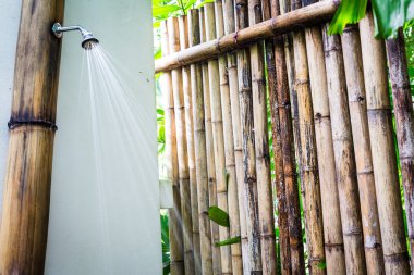 Bambu duvar ile çevrili tropik açık duş