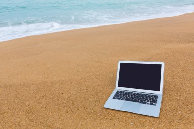 Yaz aylarında sahilde laptop
