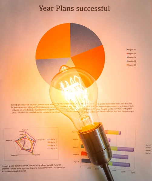 Glödlampa med business diagram — Stockfoto
