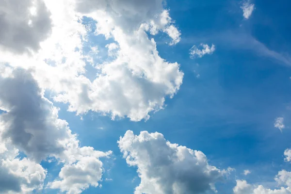 Wolken am blauen Himmel — Stockfoto