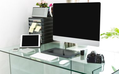 bilgisayar ve laptop ile modern ev ofis