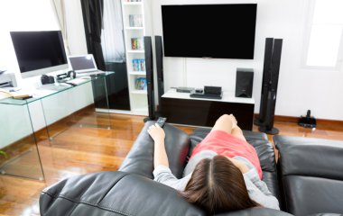 Modern ev ofis comp ile TV izlemek iş genç kadın