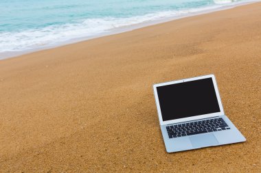 Yaz aylarında sahilde laptop