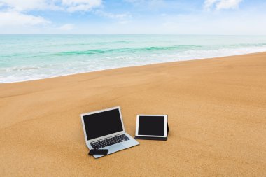 dizüstü bilgisayar, tablet ve yaz aylarında sahilde smartphone