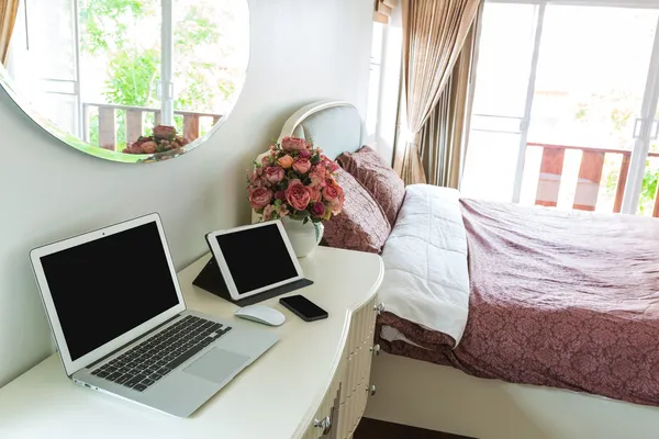 Interior de um quarto de cama moderno com computador portátil — Fotografia de Stock