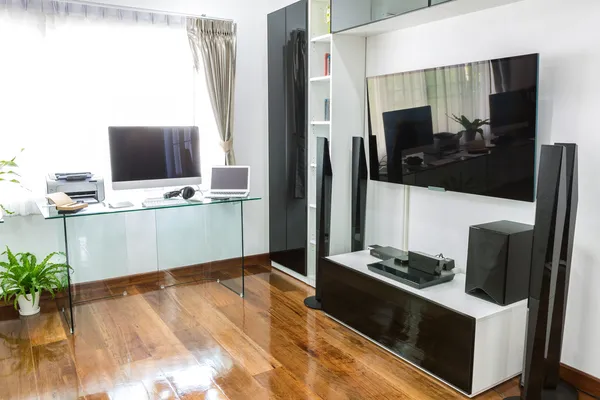 Escritório moderno com computador e laptop com home theater — Fotografia de Stock