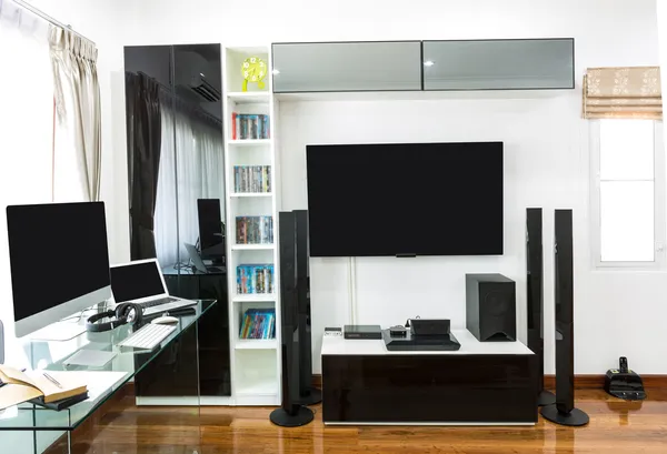 Oficina moderna con computadora y computadora portátil con cine en casa —  Fotos de Stock