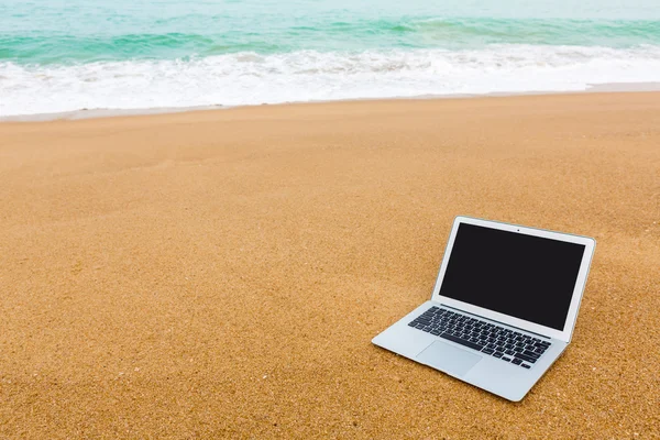 在夏天的时候沙滩上的笔记本电脑 — 图库照片