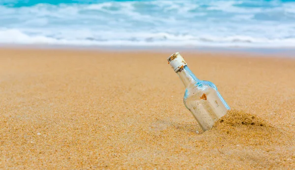 Botella en una playa — Foto de Stock