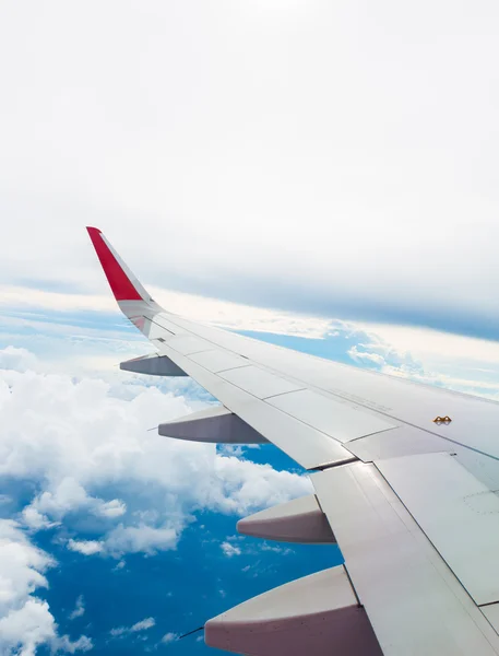 Asa de um avião voando acima das nuvens — Fotografia de Stock