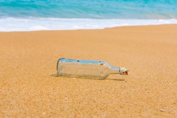 Botella en una playa — Foto de Stock