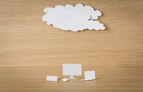 Паперове вирізання концепції хмарних обчислень на дереві — стокове фото