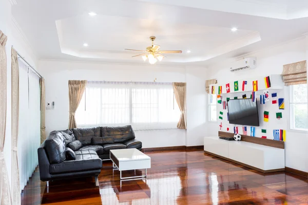Habitación moderna con TV y banderas para el campeonato de fútbol 2014 —  Fotos de Stock