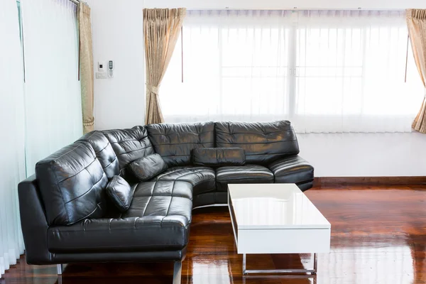 Черный диван в номере — стоковое фото